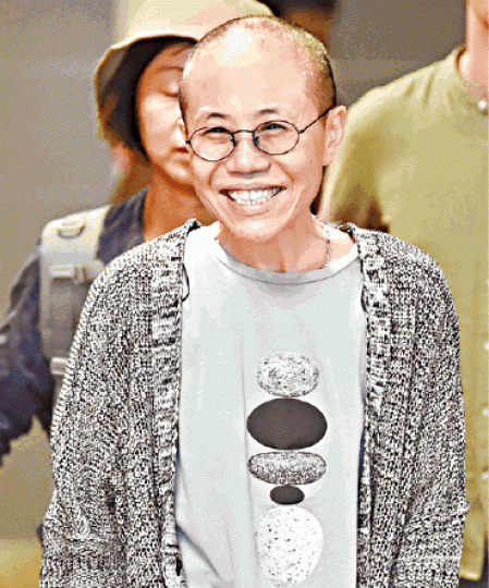 身處德國的劉霞將不會出席台北展覽。 劉霞為丈夫劉曉波拍攝拿着「醜娃娃」玩偶的畫面。 台北當代藝術館提供圖片 身處德國的劉霞將不會出席台北展覽。 劉霞為丈夫劉曉波拍攝拿着「醜娃娃」玩偶的畫面。 台北當代藝術館提供圖片