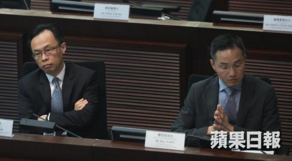 政制及內地事務局常秘鄧忍光(右)指,弁言只用作協助理解條文,不涉法律責任;左為局長聶德權。李家皓攝 政制及內地事務局常秘鄧忍光(右)指,弁言只用作協助理解條文,不涉法律責任;左為局長聶德權。李家皓攝