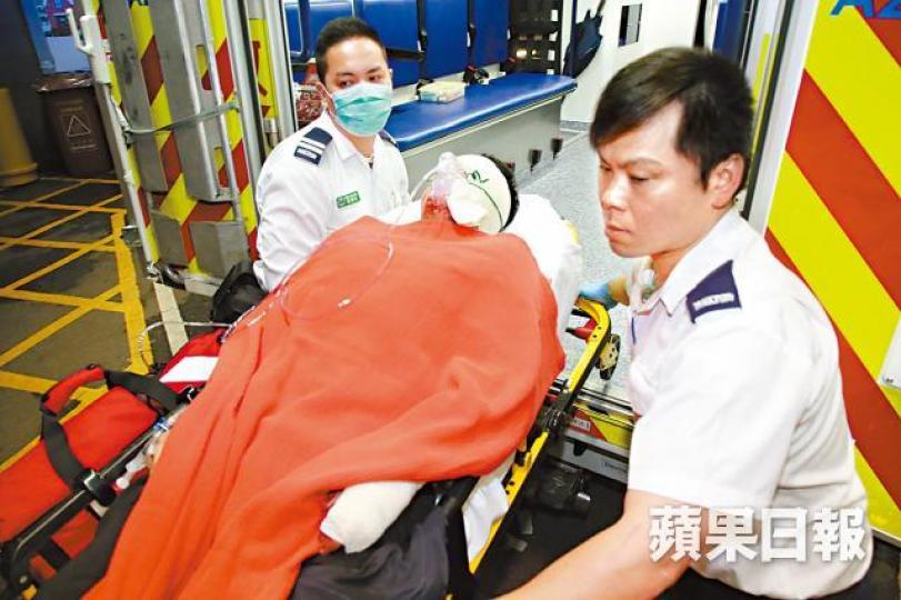 被斬傷男子送院治理。江寶龍攝 被斬傷男子送院治理。江寶龍攝