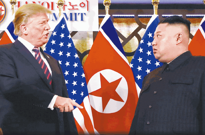 特朗普(左)上月在河內再會金正恩(右),兩人空手回國。資料圖片文件內容是博爾頓(左)主張的「利比亞模式」無核化。資料圖片 特朗普(左)上月在河內再會金正恩(右),兩人空手回國。資料圖片文件內容是博爾頓(左)主張的「利比亞模式」無核化。資料圖片