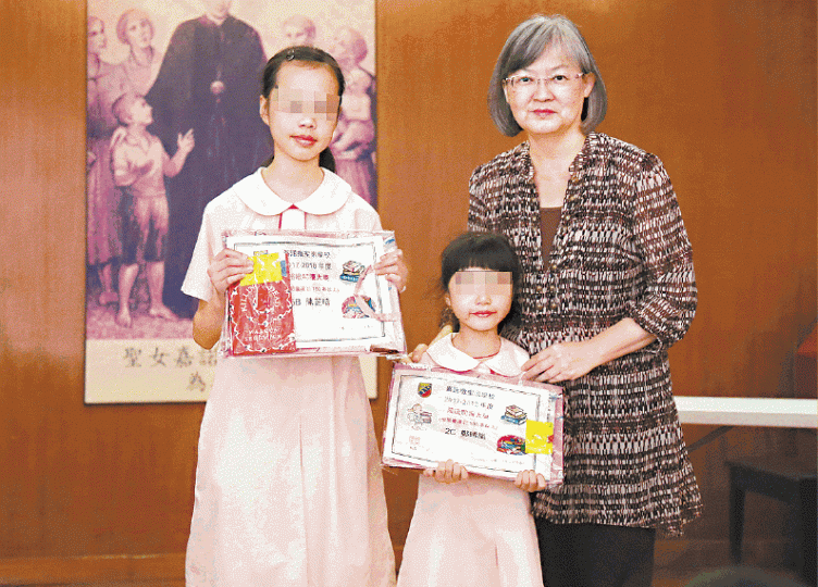 嘉諾撒聖家學校校長何佩芳(右)被指干預去年家教會選舉。互聯網九龍城名校嘉諾撒聖家學校疑爆選舉舞弊醜聞。教育局書面回覆相關投訴人,明言何校長在報名期完結後親邀家長參與家教會選舉等做法「值得商榷」。受訪者提供圖片 嘉諾撒聖家學校校長何佩芳(右)被指干預去年家教會選舉。互聯網九龍城名校嘉諾撒聖家學校疑爆選舉舞弊醜聞。教育局書面回覆相關投訴人,明言何校長在報名期完結後親邀家長參與家教會選舉等做法「值得商榷」。受訪者提供圖片