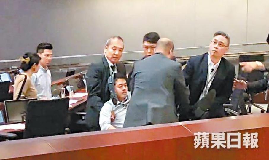 民主黨議員許智峯抗議廖長江濫權被逐離場,由保安人員抬走。 民主黨議員許智峯抗議廖長江濫權被逐離場,由保安人員抬走。