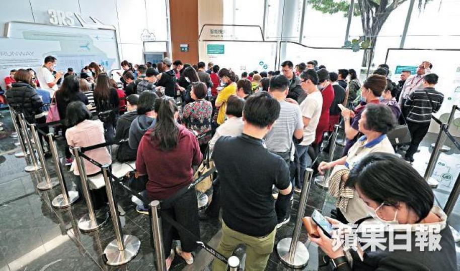 衞生署在二號客運大樓設接種站為機場職員注射麻疹疫苗,昨早輪候人士眾多。 衞生署在二號客運大樓設接種站為機場職員注射麻疹疫苗,昨早輪候人士眾多。