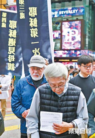 陳日君昨參與「民主苦路」遊行,聲援佔中九子。黎樹雄攝 陳日君昨參與「民主苦路」遊行,聲援佔中九子。黎樹雄攝