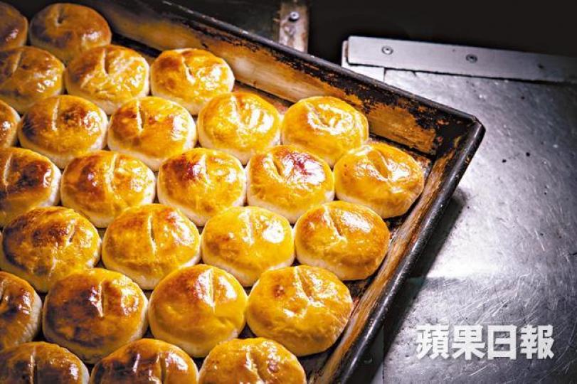 剛出爐的老婆餅色澤金黃,酥脆可口。盧生(左)大讚梁生(右)是一百分好男人,當年就是看中他的好性子而決定合作。天蒙光,小店已經傳出陣陣香氣。大家每天中午都一起吃午飯,樂也融融。盧生每日都吃一個鹹豬仔包當早餐。梁生負責做麵包西餅,所以比盧生更早上班。盧生做餅有他自家的一套做法,他最喜歡教人家做餅。牛油皮蛋撻也是熱賣之選。別小覷他們家的菠蘿包,可口得令人一試難忘。燒餅剛出爐,裏面的餡料都是自家磨製。小店賣的都是傳統口味的麵包,務實不花巧。可能因為沒有壓力,小店的女工對客人都十分親切。 剛出爐的老婆餅色澤金黃,酥脆可口。盧生(左)大讚梁生(右)是一百分好男人,當年就是看中他的好性子而決定合作。天蒙光,小店已經傳出陣陣香氣。大家每天中午都一起吃午飯,樂也融融。盧生每日都吃一個鹹豬仔包當早餐。梁生負責做麵包西餅,所以比盧生更早上班。盧生做餅有他自家的一套做法,他最喜歡教人家做餅。牛油皮蛋撻也是熱賣之選。別小覷他們家的菠蘿包,可口得令人一試難忘。燒餅剛出爐,裏面的餡料都是自家磨製。小店賣的都是傳統口味的麵包,務實不花巧。可能因為沒有壓力,小店的女工對客人都十分親切。