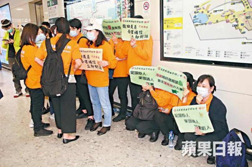 大批外判工在高鐵西九龍站大堂靜坐抗議公司裁員。溫文學攝 大批外判工在高鐵西九龍站大堂靜坐抗議公司裁員。溫文學攝