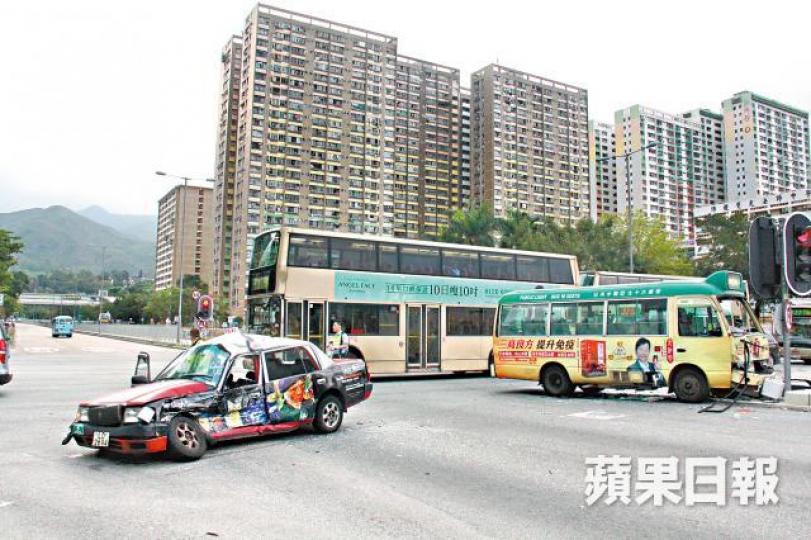 小巴與的士在大涌橋路與沙田圍路交界相撞，九人受傷。黎志偉攝消防派出多輛救護車到場救援，並將傷者送院。潘志能攝