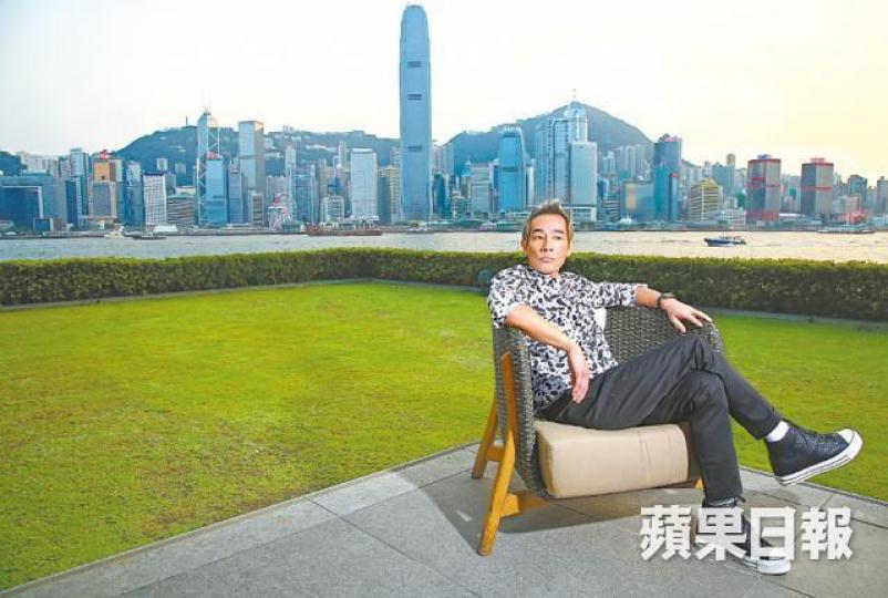 小春坦言正努力追第二胎，他希望可以再度添丁，兩兄弟可以互相照應。昔日火爆的小春，有妻有兒後逐步收火，笑言現在已經變成一嚿番薯。Jasper在《爸爸去哪兒5》第一集，見到小春黑面就問爸爸可否不要生氣。互聯網圖片小春指兒子很似太太應采兒，都是多說話。互聯網圖片應采兒比小春年輕16歲，兩人結婚多年依然恩愛如昔。微博圖片