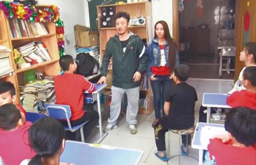 王浩楠11年間收養400多名小孩,家中佈置如小教室。其他孩子對王浩楠收養的一名腦癱兒童愛護有加。 王浩楠11年間收養400多名小孩,家中佈置如小教室。其他孩子對王浩楠收養的一名腦癱兒童愛護有加。