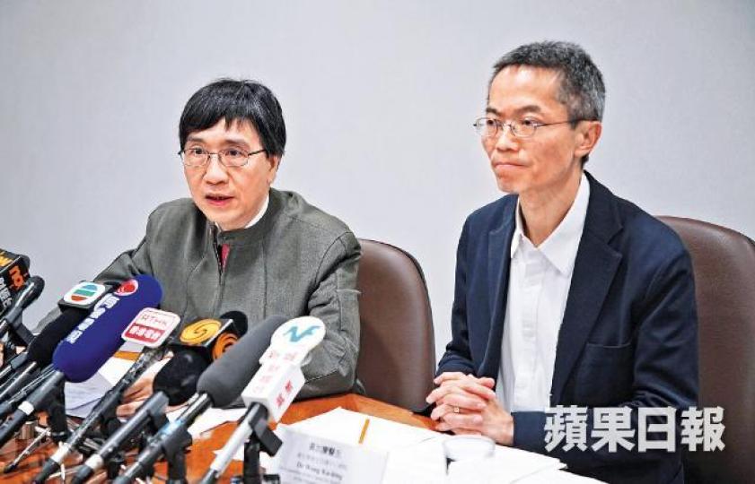 袁國勇（左）指血清測試結果符合預期，代表大部份人有麻疹抗體；旁為黃加慶。衞生防護中心上周五為100名機場員工進行血清測試。資料圖片
