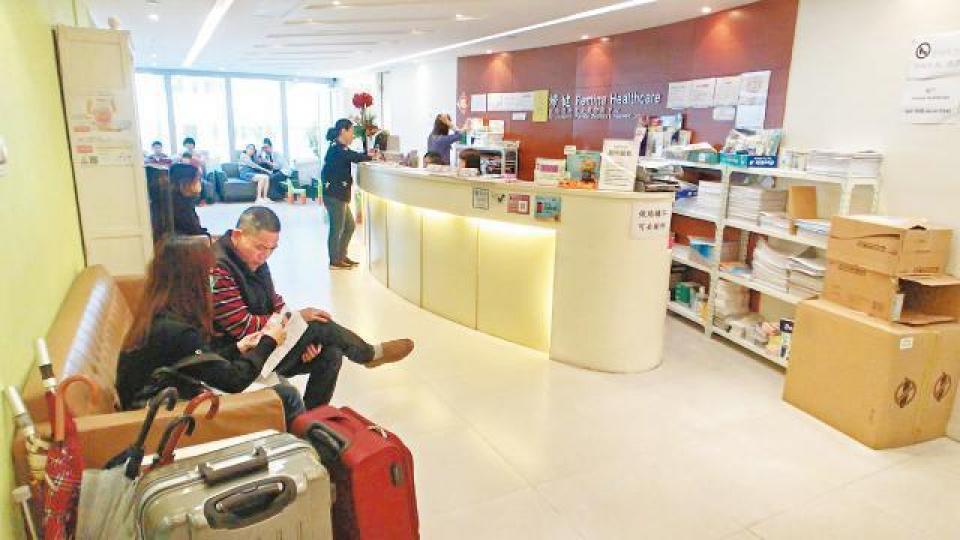 診所坐滿多對夫婦，當中大部份以普通話交談，門口亦放有行李篋。東莞王小姐來港為胎兒做性別鑑定，明言如是女的就會墮胎。婦健與三間化驗所合作，供有意做胎兒性別鑑定的孕婦選擇。有內地孕婦驗血後發現懷女胎，人工流產後指化驗結果準確。黃慧儀醫生指孕婦應於懷孕十周後做無創性產前檢查。