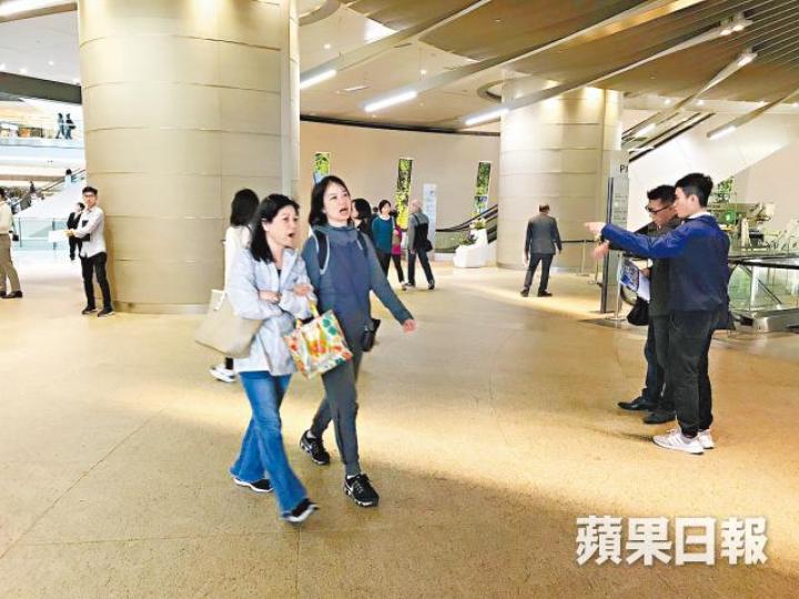 維峯.浚匯睇樓客毋須在IFC大堂排隊,已可入展銷廳參觀。黃朗鈞攝 維峯.浚匯睇樓客毋須在IFC大堂排隊,已可入展銷廳參觀。黃朗鈞攝
