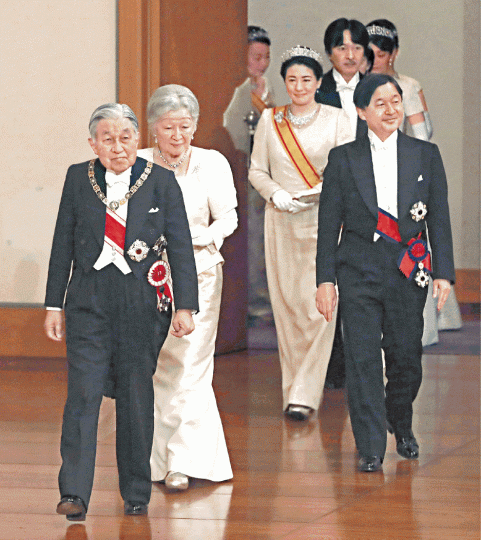 日本明仁（左）本月底退位，由皇太子德仁（右）繼位，政府今日將公佈新年號。資料圖片