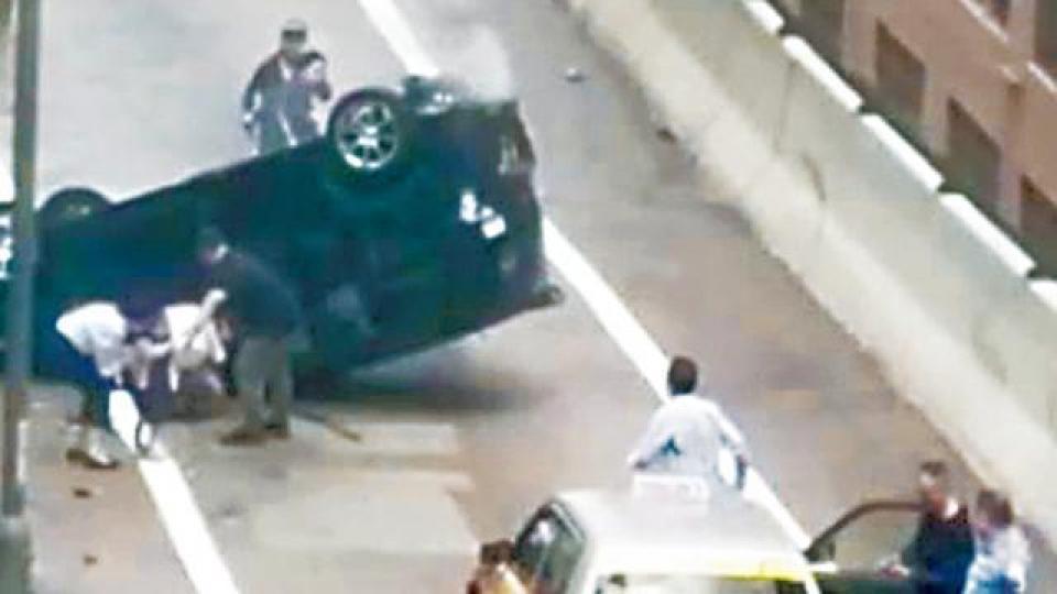 七人車失控翻車，尾隨人士落車協助救出女童，司機自行爬出。讀者提供圖片