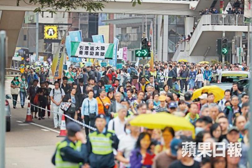 逾萬人昨上街遊行,反對《逃犯條例》修訂,遠超民陣原先估計。何柏佳攝有示威者向政總投擲「人血饅頭」,險擊中掛在政總的國徽。示威者焚燒林鄭月娥及李家超的頭像。 逾萬人昨上街遊行,反對《逃犯條例》修訂,遠超民陣原先估計。何柏佳攝有示威者向政總投擲「人血饅頭」,險擊中掛在政總的國徽。示威者焚燒林鄭月娥及李家超的頭像。