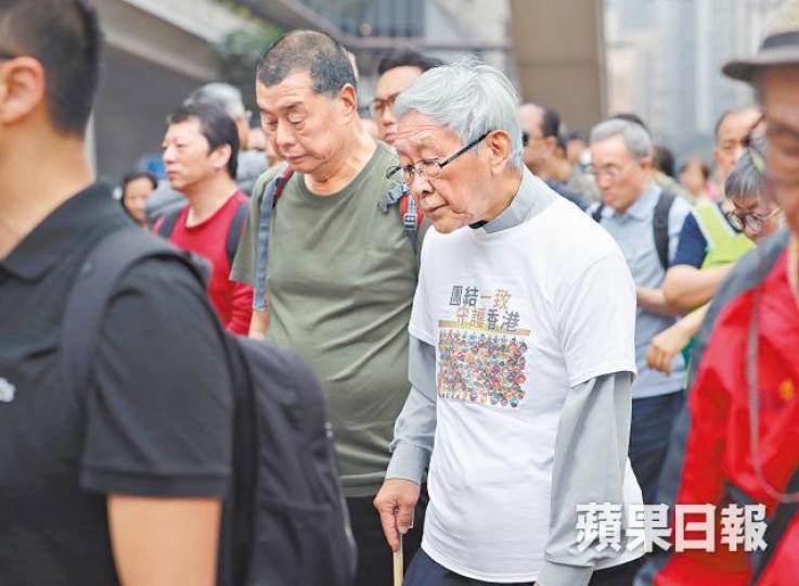 壹傳媒集團創辦人黎智英與天主教香港教區榮休主教陳日君樞機昨亦有上街。 壹傳媒集團創辦人黎智英與天主教香港教區榮休主教陳日君樞機昨亦有上街。