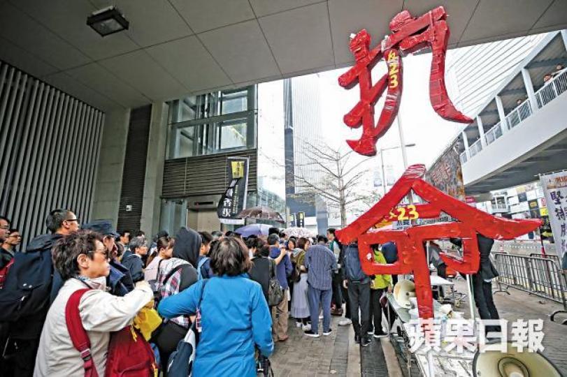 街站上放有一個紅色「抗命」標語，提醒市民要向惡法說不。王子俊攝社民連主席吳文遠手持巨型手銬道具，諷刺修例令北京可肆意拘捕港人。何柏佳攝遊行隊伍昨由灣仔出發，步行至金鐘政府總部。何柏佳攝田北俊