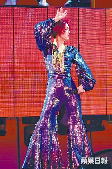 千嬅前晚在廣州為入行24年首次舉辦的世界巡迴演唱會揭開序幕。千嬅前晚換上多套舞台戰衣，落力演出。千嬅在台上表示要向觀眾分享入行後的美麗人生。千嬅指今次成功圓夢開騷，老公丁子高居功至偉。