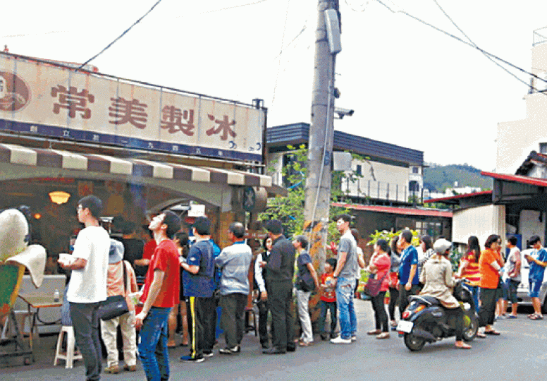 日前在網上炮轟韓國瑜的高雄「常美冰店」,昨日店外人龍較往常更長。韓國瑜 日前在網上炮轟韓國瑜的高雄「常美冰店」,昨日店外人龍較往常更長。韓國瑜