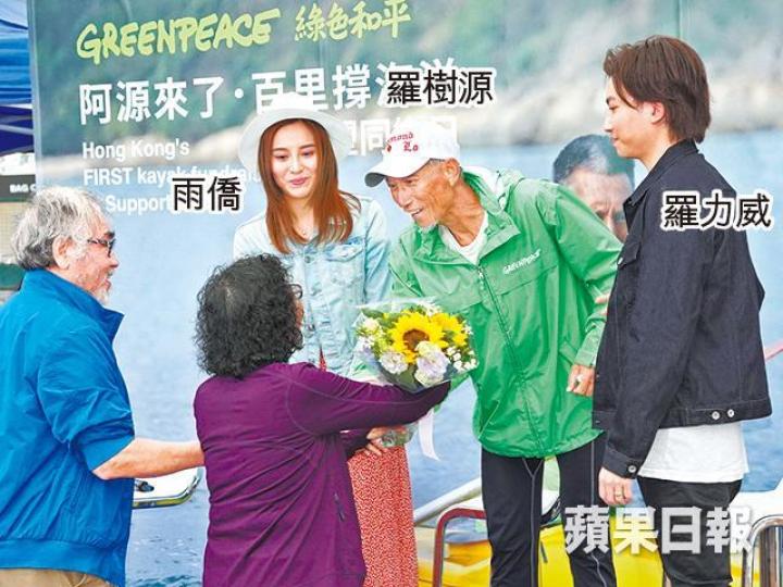 羅爸爸雖然因天氣被迫在長洲過夜，但最終成功籌得六萬元。羅力威受訪時，雨僑細心地為老公整理頭髮。