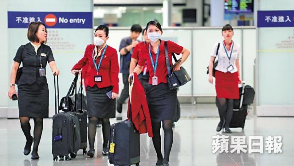 國泰容許機組人員執勤時戴口罩，不少空姐均做足防護措施。黃耀興攝