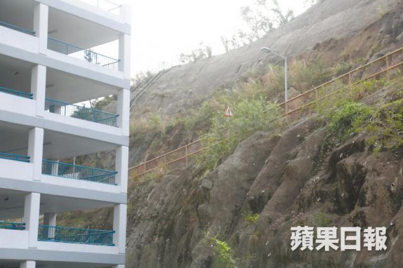 穗禾苑屋苑範圍七幅斜坡維修限期已屆滿，法團正與商場新業主商討按比率分攤工程費用。馬泉崇攝2013年屋苑更換地底水管時，小業主支付2,244萬元。