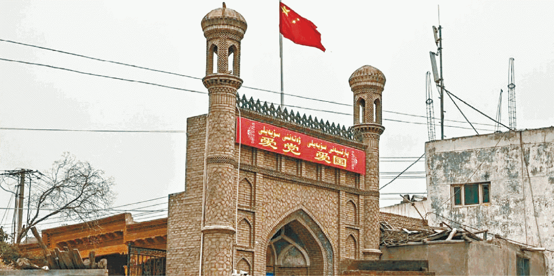 在官方命令下,全國清真寺都要加裝旗杆懸掛國旗,並張掛政治標語。甘肅天水市的「回鄉風情園」清真寺,去年被圍封改造。清真寺塔頂上的月牙標識被迫拆下。 在官方命令下,全國清真寺都要加裝旗杆懸掛國旗,並張掛政治標語。甘肅天水市的「回鄉風情園」清真寺,去年被圍封改造。清真寺塔頂上的月牙標識被迫拆下。