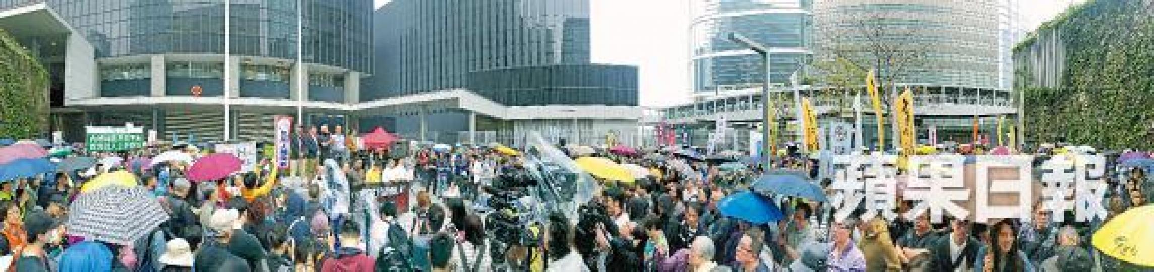 遊行人士昨抵達政府總部後集會,反對港府修訂《逃犯條例》。何柏佳攝女長毛雷玉蓮打扮成被引渡回內地的囚犯抗議。遊行人士諷刺林鄭月娥提出修訂《逃犯條例》如食人血饅頭。何柏佳攝 遊行人士昨抵達政府總部後集會,反對港府修訂《逃犯條例》。何柏佳攝女長毛雷玉蓮打扮成被引渡回內地的囚犯抗議。遊行人士諷刺林鄭月娥提出修訂《逃犯條例》如食人血饅頭。何柏佳攝