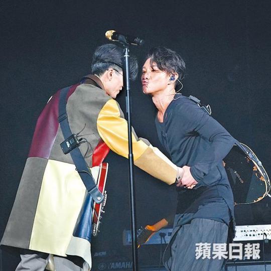 周國賢（右）演唱完畢親吻方大同臉頰，令台下傳來一陣尖叫。方大同前晚開紅館騷，是他相隔四年再在港演出。台灣歌手王詩安前晚擔任表演嘉賓。