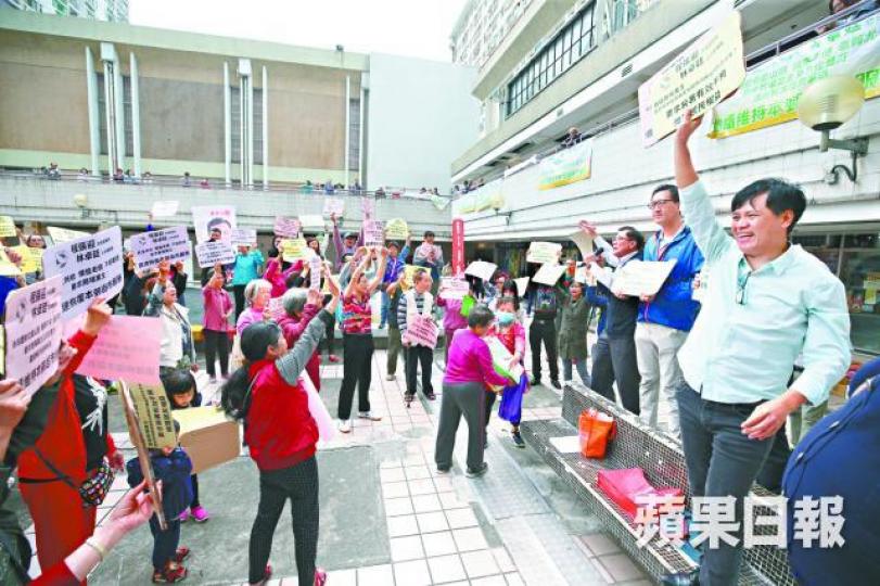 近百名新田圍邨邨民昨集會，抗議屋邨商場業主逼走商戶。王子俊攝