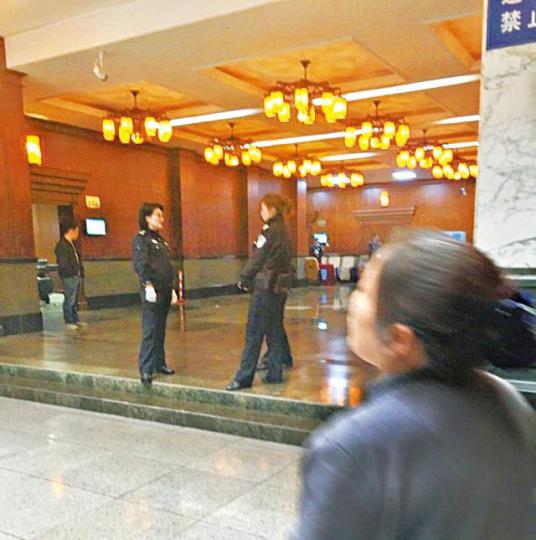 法庭門外有警察把守,僅符海陸妻子等三名親屬可進庭旁聽。互聯網 法庭門外有警察把守,僅符海陸妻子等三名親屬可進庭旁聽。互聯網