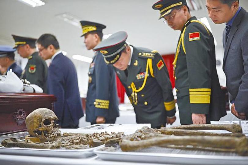 中國官員到南韓出席10名死於韓戰的中國士兵的入棺儀式。 中國官員到南韓出席10名死於韓戰的中國士兵的入棺儀式。