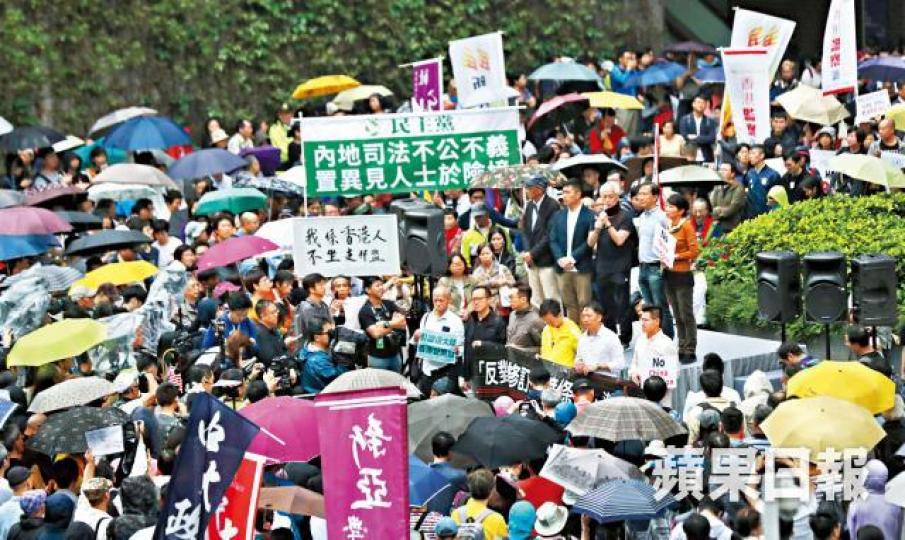 萬名市民周日上街抗議「送中條例」。 萬名市民周日上街抗議「送中條例」。