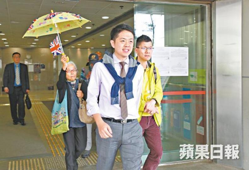 許智峯昨出庭自辯後在支持者陪同下離開。張志華攝梁諾施 許智峯昨出庭自辯後在支持者陪同下離開。張志華攝梁諾施