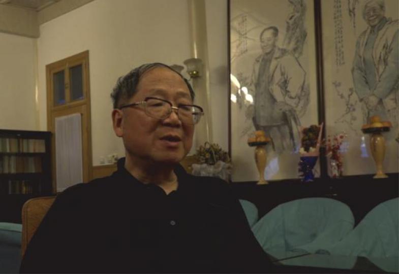 胡耀邦三子胡德華,曾在家中掛有其父母肖像畫的客廳受訪。會計司胡同25號院門外。 胡耀邦三子胡德華,曾在家中掛有其父母肖像畫的客廳受訪。會計司胡同25號院門外。