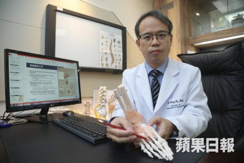 骨科醫生黃仕雄指,家庭主婦及常玩手機人士易患滑鼠手。資料圖片 骨科醫生黃仕雄指,家庭主婦及常玩手機人士易患滑鼠手。資料圖片