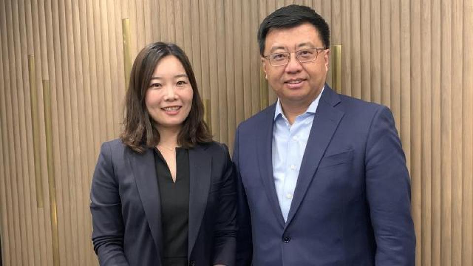 忠旺首席財務官葛文達(右)稱集團過去五年派息比率約40%。 忠旺首席財務官葛文達(右)稱集團過去五年派息比率約40%。