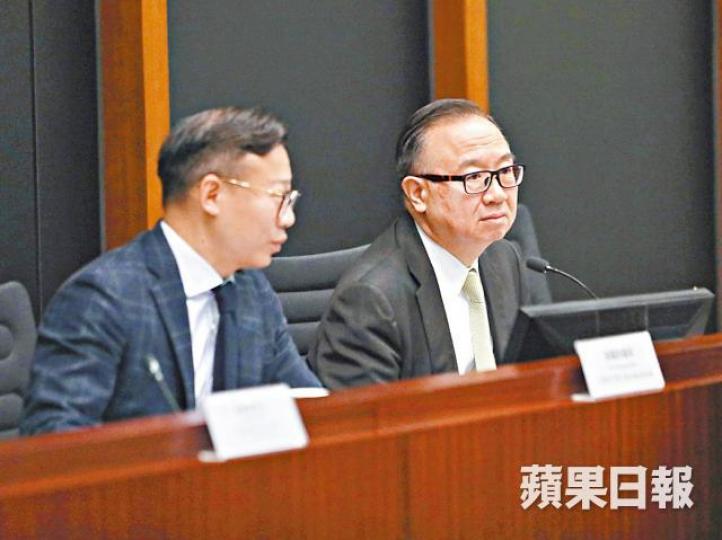 主持會議的廖長江(右)無視民主派反對,不准議員追問草案第三條條文。謝榮耀攝鄧忍光 主持會議的廖長江(右)無視民主派反對,不准議員追問草案第三條條文。謝榮耀攝鄧忍光