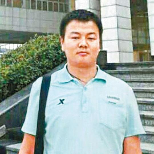 符海陸符海陸妻子劉天艷(左)與羅富譽妻子高燕為丈夫聲援。互聯網符海陸等自製「銘記八酒六四」悼念,遭控尋釁滋事罪。 符海陸符海陸妻子劉天艷(左)與羅富譽妻子高燕為丈夫聲援。互聯網符海陸等自製「銘記八酒六四」悼念,遭控尋釁滋事罪。