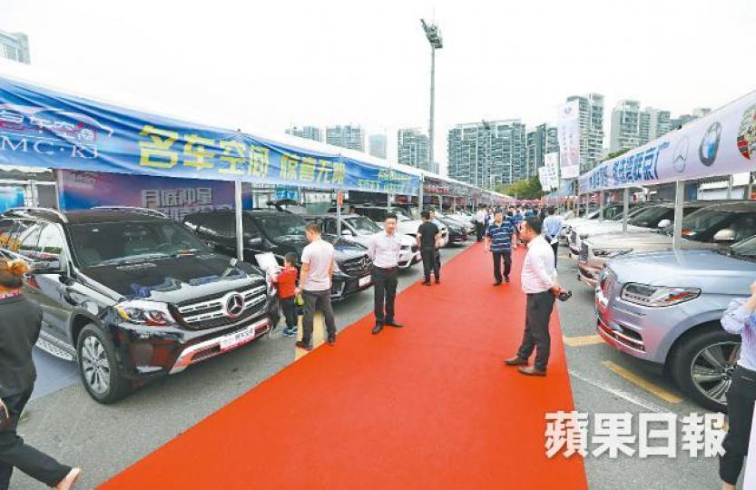 深圳在增值稅下調前夕舉辦車展,吸引不少市民參觀。陳善南攝內地下調增值稅,汽車經銷商藉降價促銷存貨。陳善南攝深圳消委會汽車專業辦鄭漢成認為,減增值稅能為中小企減負擔。不少豪車在增值稅前夕已開始減價。資料圖片內地車展過往藉車模谷人氣。 深圳在增值稅下調前夕舉辦車展,吸引不少市民參觀。陳善南攝內地下調增值稅,汽車經銷商藉降價促銷存貨。陳善南攝深圳消委會汽車專業辦鄭漢成認為,減增值稅能為中小企減負擔。不少豪車在增值稅前夕已開始減價。資料圖片內地車展過往藉車模谷人氣。