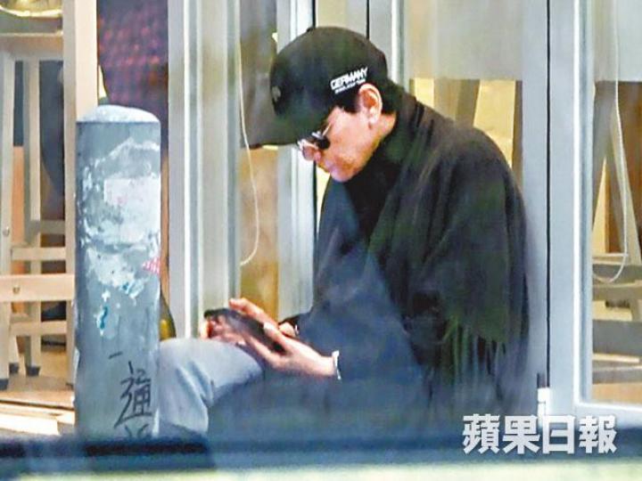 余安安點了一支白酒慢慢飲,一邊睇手機,相當寫意。余安安 余安安點了一支白酒慢慢飲,一邊睇手機,相當寫意。余安安