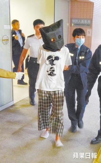 包致金姪女Amina上月中涉襲擊父母,在醫院檢查後被蒙頭押往警署。Amina襲擊父母的控罪獲撤銷;圖為一家早年合照。《壹週刊》圖片【判囚六周】被告Amina昨由囚車送往服刑。張志華攝2010年,Amina曾拒絕接受酒精測試,其後被判停牌。 包致金姪女Amina上月中涉襲擊父母,在醫院檢查後被蒙頭押往警署。Amina襲擊父母的控罪獲撤銷;圖為一家早年合照。《壹週刊》圖片【判囚六周】被告Amina昨由囚車送往服刑。張志華攝2010年,Amina曾拒絕接受酒精測試,其後被判停牌。