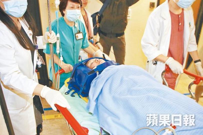 墮坡受傷的菲籍女子獲救送院。 墮坡受傷的菲籍女子獲救送院。