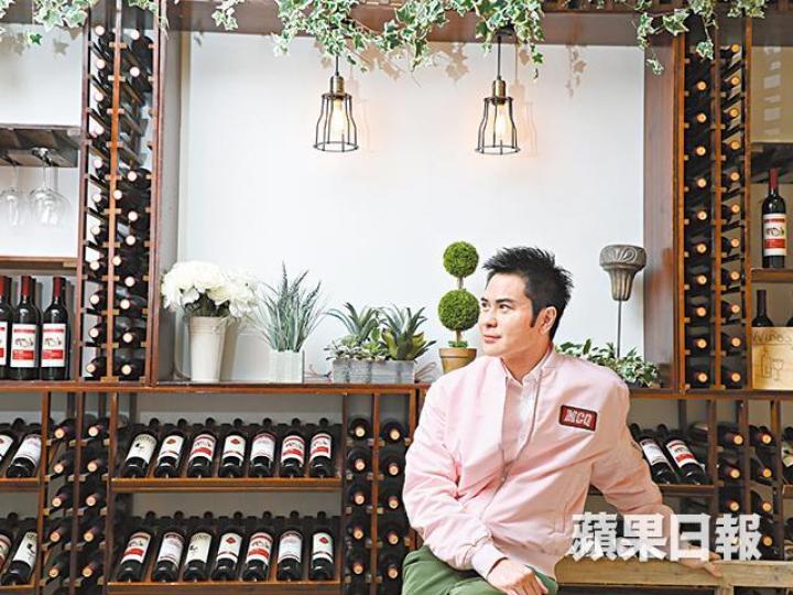 快「入五」的鄭嘉穎年初榮升新手爸爸，對妻兒疼愛有加的他更願意放棄工作機會。鄭嘉穎希望囝囝可以自己發揮潛能，但並不鼓勵他入行。資料圖片曾說過不會結婚的鄭嘉穎，去年8月在峇里迎娶陳凱琳。資料圖片鄭嘉穎（左）05年曾與林峯拍電視劇《Yummy Yummy》。劇照相隔多年再度與林峯（右）合作，嘉穎笑言自己老咗。