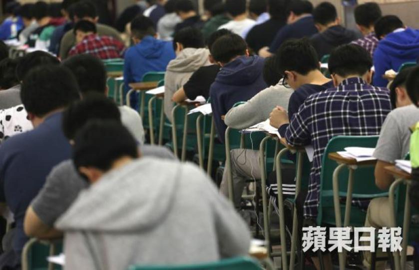 文憑試中文科卷三昨日開考,有資深中文科教師指難度比去年及前年低。資料圖片 文憑試中文科卷三昨日開考,有資深中文科教師指難度比去年及前年低。資料圖片