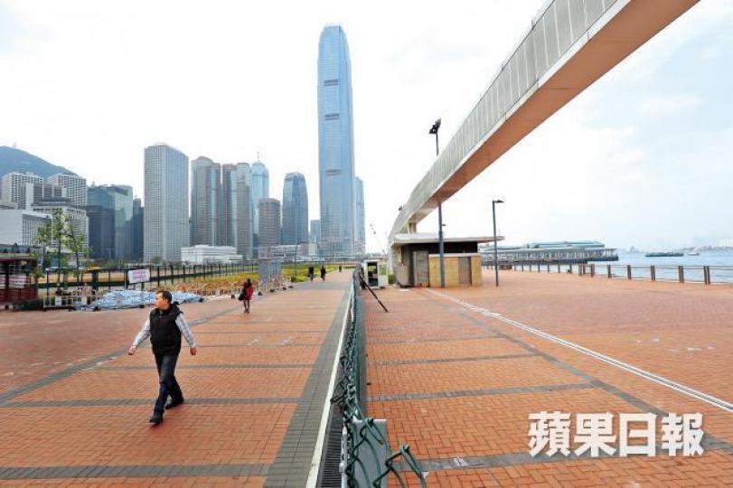 中環海濱有部份被用作軍用碼頭(右),日後由解放軍決定是否開放。資料圖片 中環海濱有部份被用作軍用碼頭(右),日後由解放軍決定是否開放。資料圖片