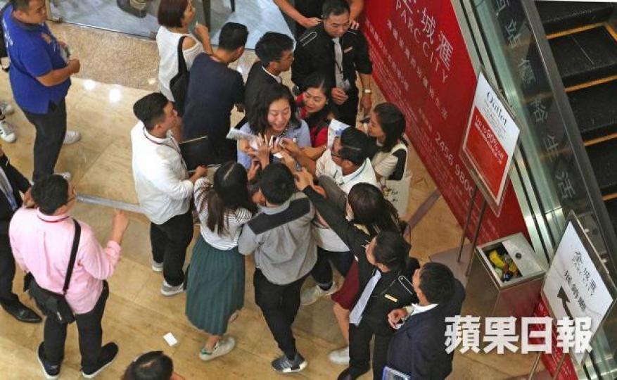 地產代理持牌人數近4萬人,當營業員人數遠多過市場成交量時,即是說有人「食白果」。 資料圖片 地產代理持牌人數近4萬人,當營業員人數遠多過市場成交量時,即是說有人「食白果」。 資料圖片