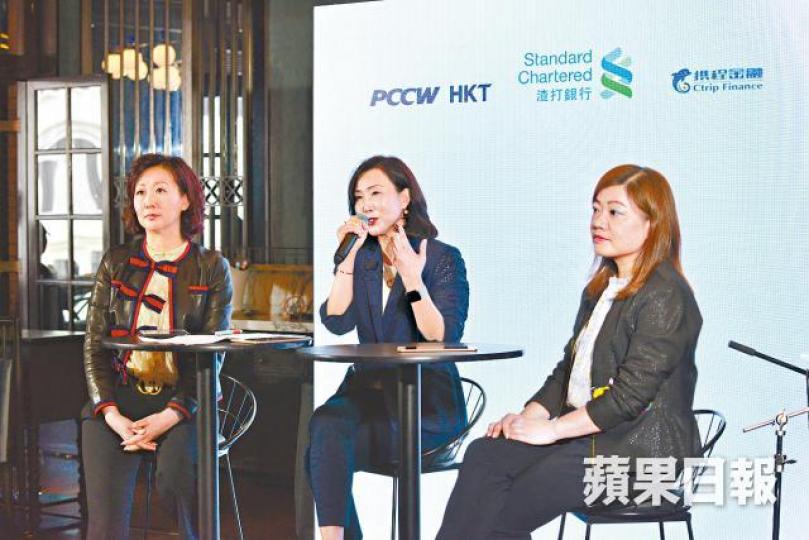 渣打香港行政總裁禤惠儀(中)指虛銀將主攻零售及中小企客戶。黄偉傑攝 渣打香港行政總裁禤惠儀(中)指虛銀將主攻零售及中小企客戶。黄偉傑攝