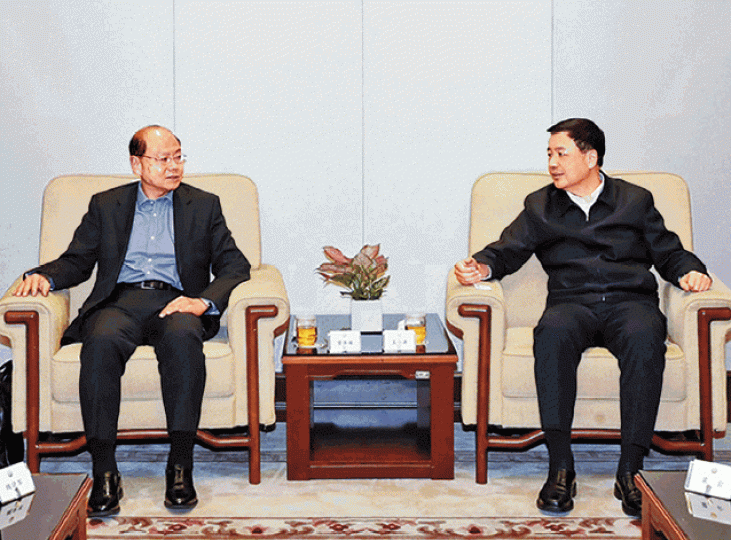 曾偉雄(左)前日與內地公安部常務副部長王小洪會面。 曾偉雄(左)前日與內地公安部常務副部長王小洪會面。