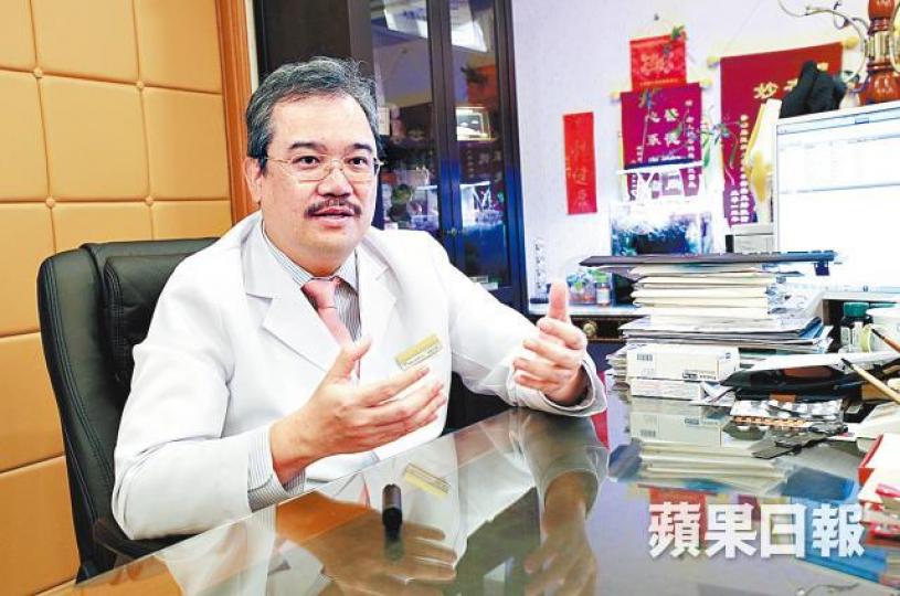 葉衛民醫生若意外出血,應將止血帶綁在傷口上游位置。 張志華攝 葉衛民醫生若意外出血,應將止血帶綁在傷口上游位置。 張志華攝